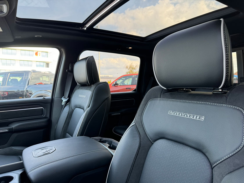 Stoelen voorin van de Ram Laramie Sport 2025 model.